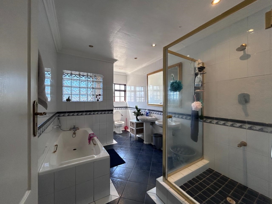 4 Bedroom Property for Sale in Zonnebloem Western Cape